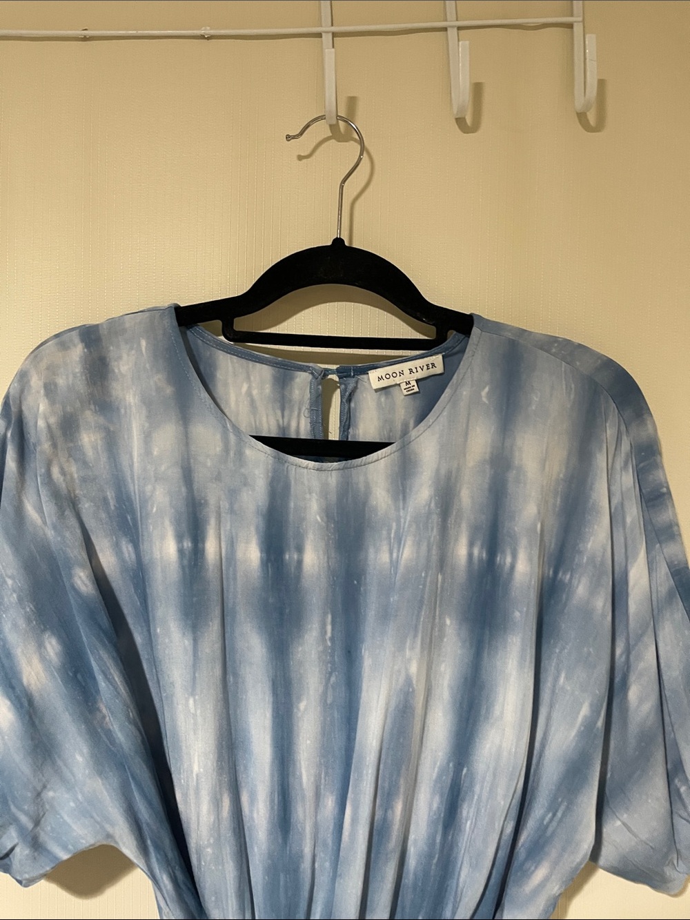 Moon River Light Blue Tie-Dye Tie-Front Crop Top Size Medium like new Condition - Picture 3 of 9